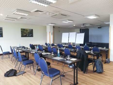 Konferenzraum mit Tischen und Stühlen