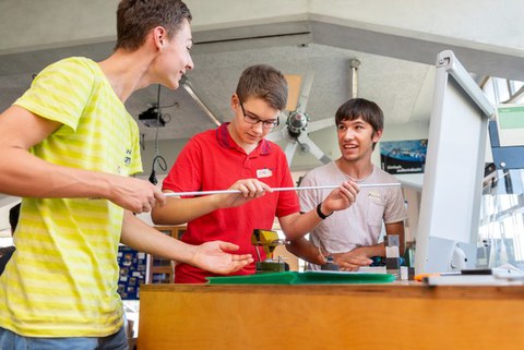 Schüler im DLR School Lab in den Technischen Sammlungen Dresden.