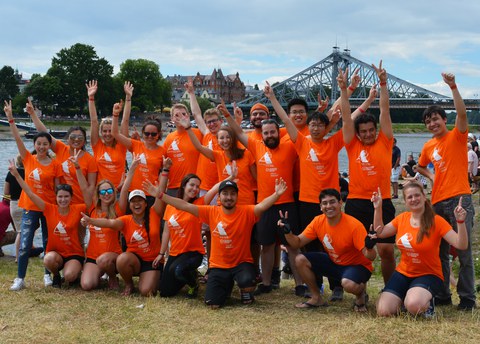 Internationales Studententeam der TU Dresden beim Drachenbootrennen auf dem Elbhangfest 2017